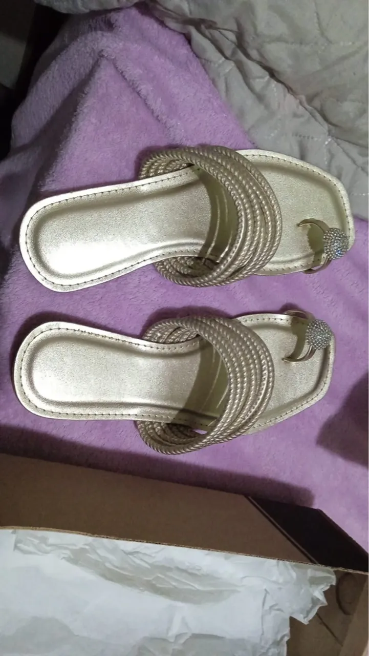 Sandálias Douradas com Detalhes em Strass
