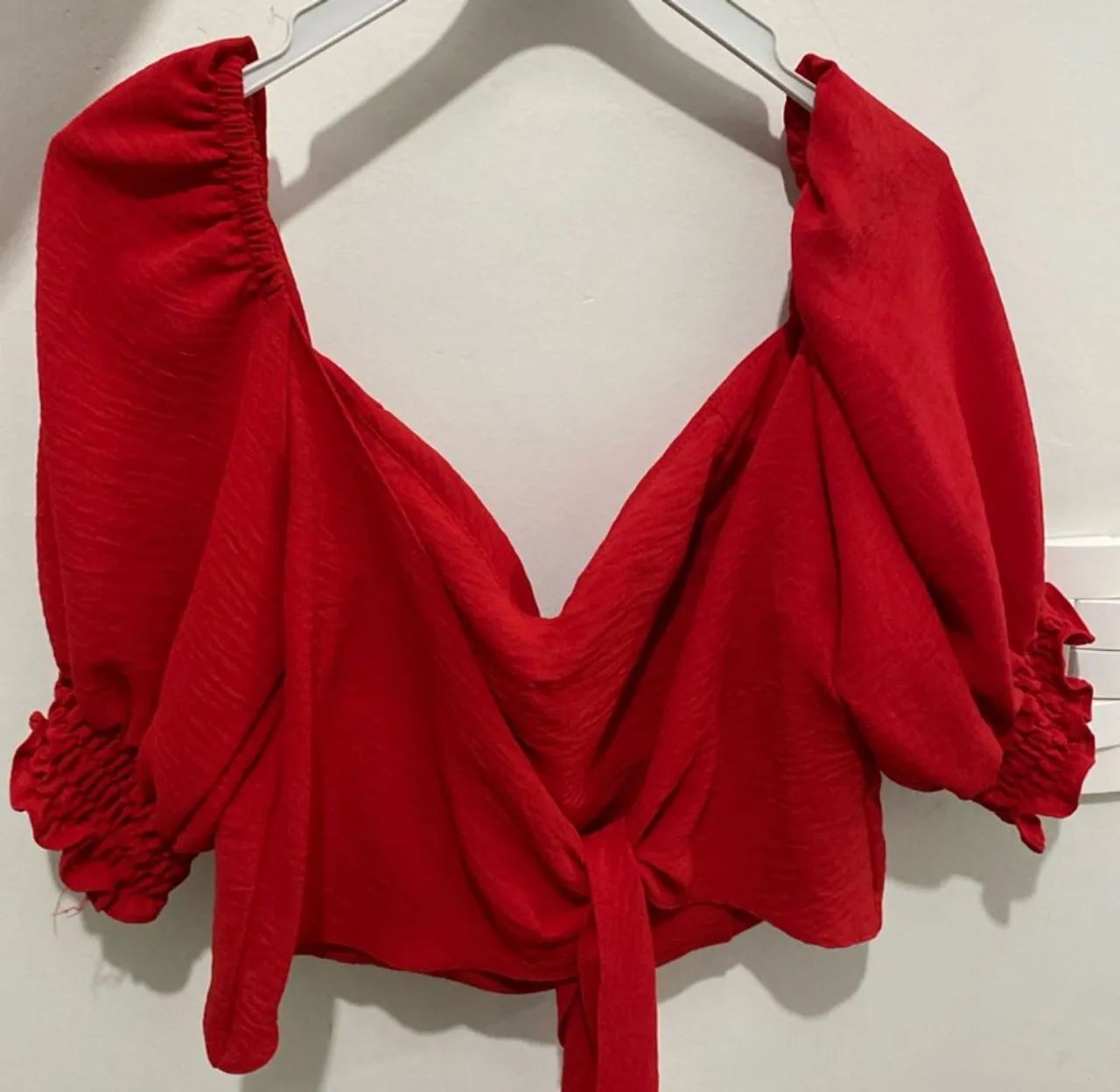 Blusa cropped vermelho crepe com bojo