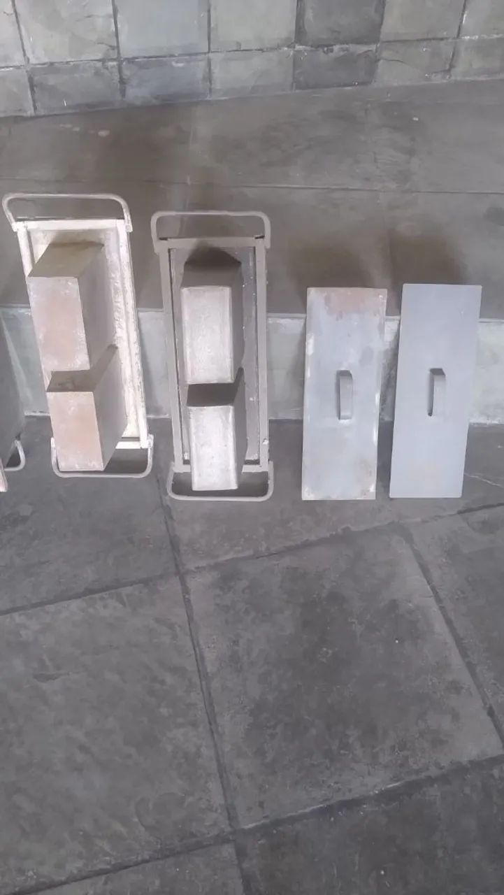 Selling cement block mold kit BRL 500,64363609312898123