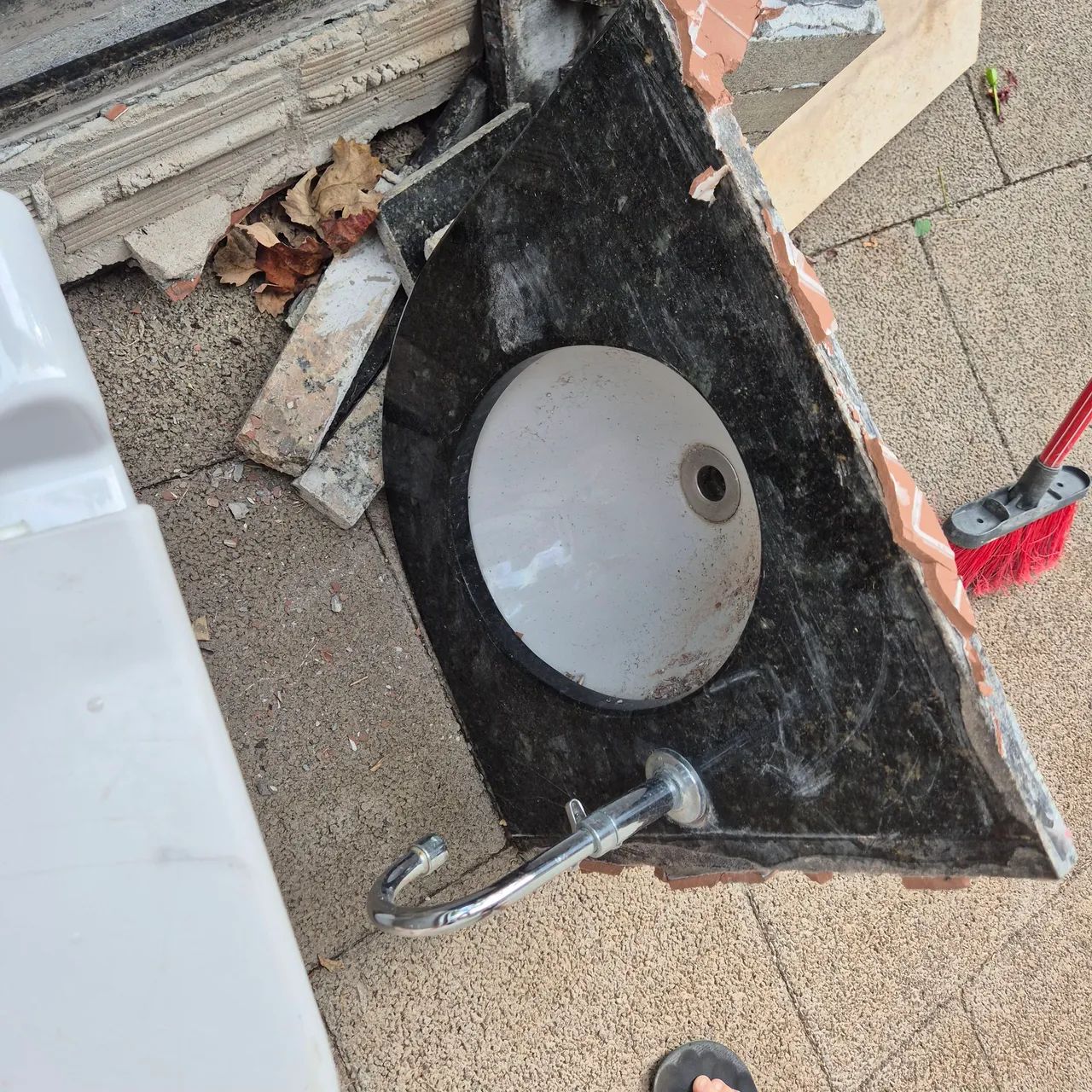 Pia de banheiro com torneira 