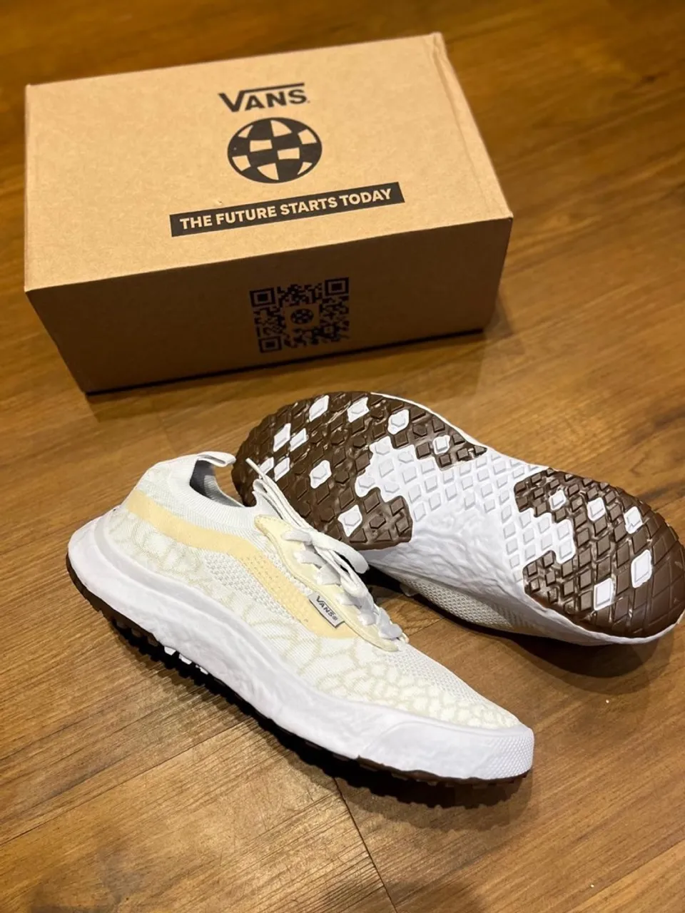 Tênis Vans Branco com Detalhes Bege - Novo