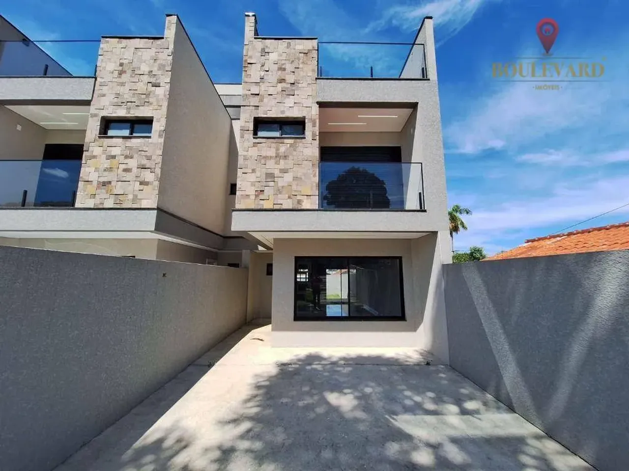 Sobrado novo com quintal e 3 dormitórios à venda, 125 m² por R$ 899.000 - Xaxim - Curitiba