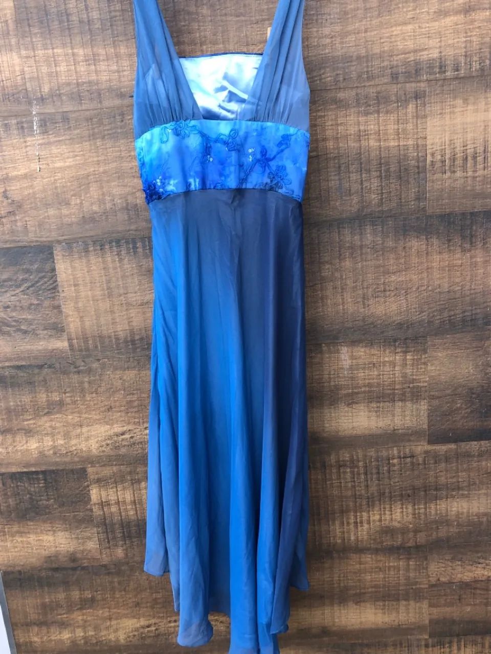 Vestido Azul Elegante com Detalhes Florais