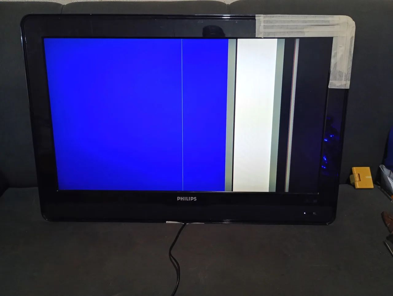Tv Philips HD, detalhes, lateral em cima e tela.