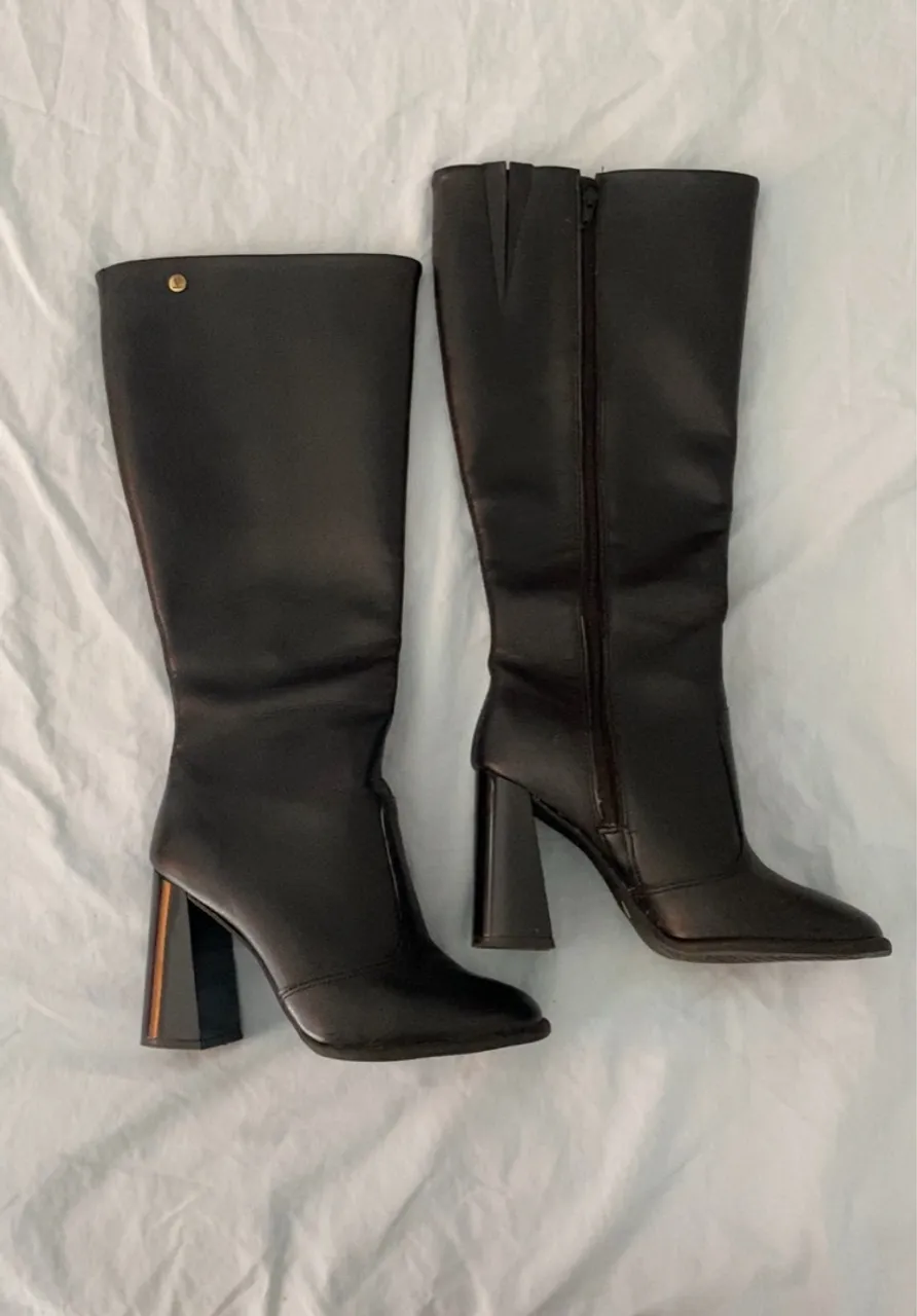 Bota feminina cano longo salto bloco - Elegância e estilo!