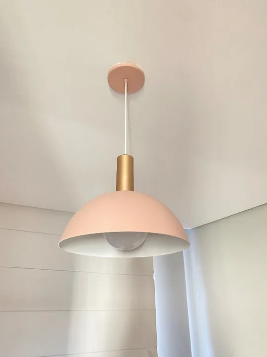 Luminária pendente com cúpula rosa