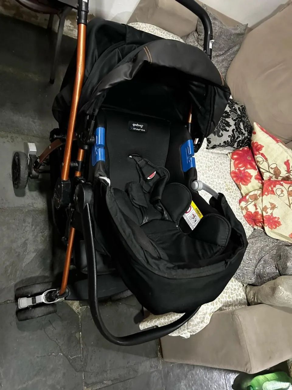 Carrinho de bebê com bebê conforto 2 em 1 burigotto travel - Preto com cobre - Foto 3