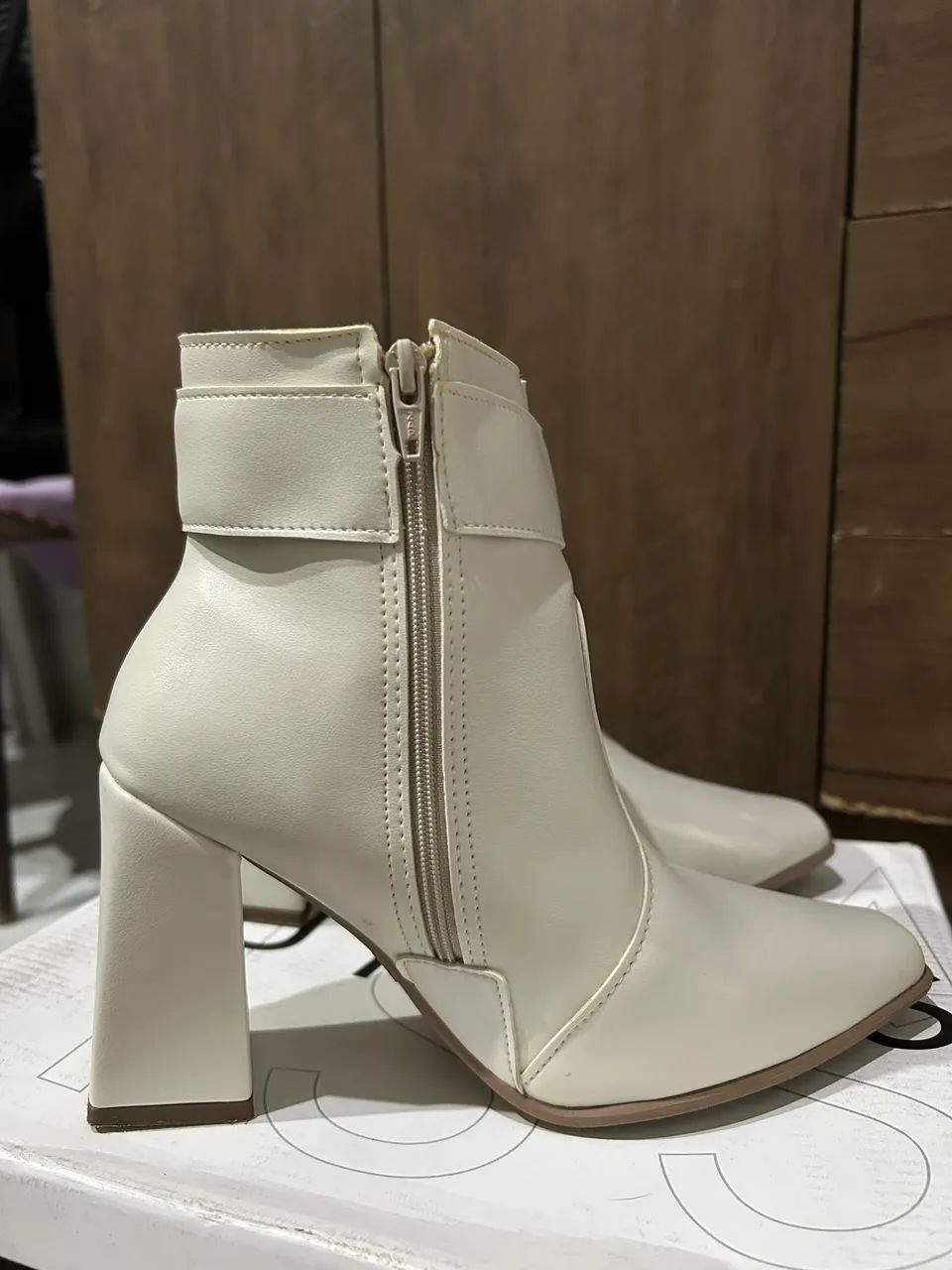 Bota Branca Usada - Foto 3