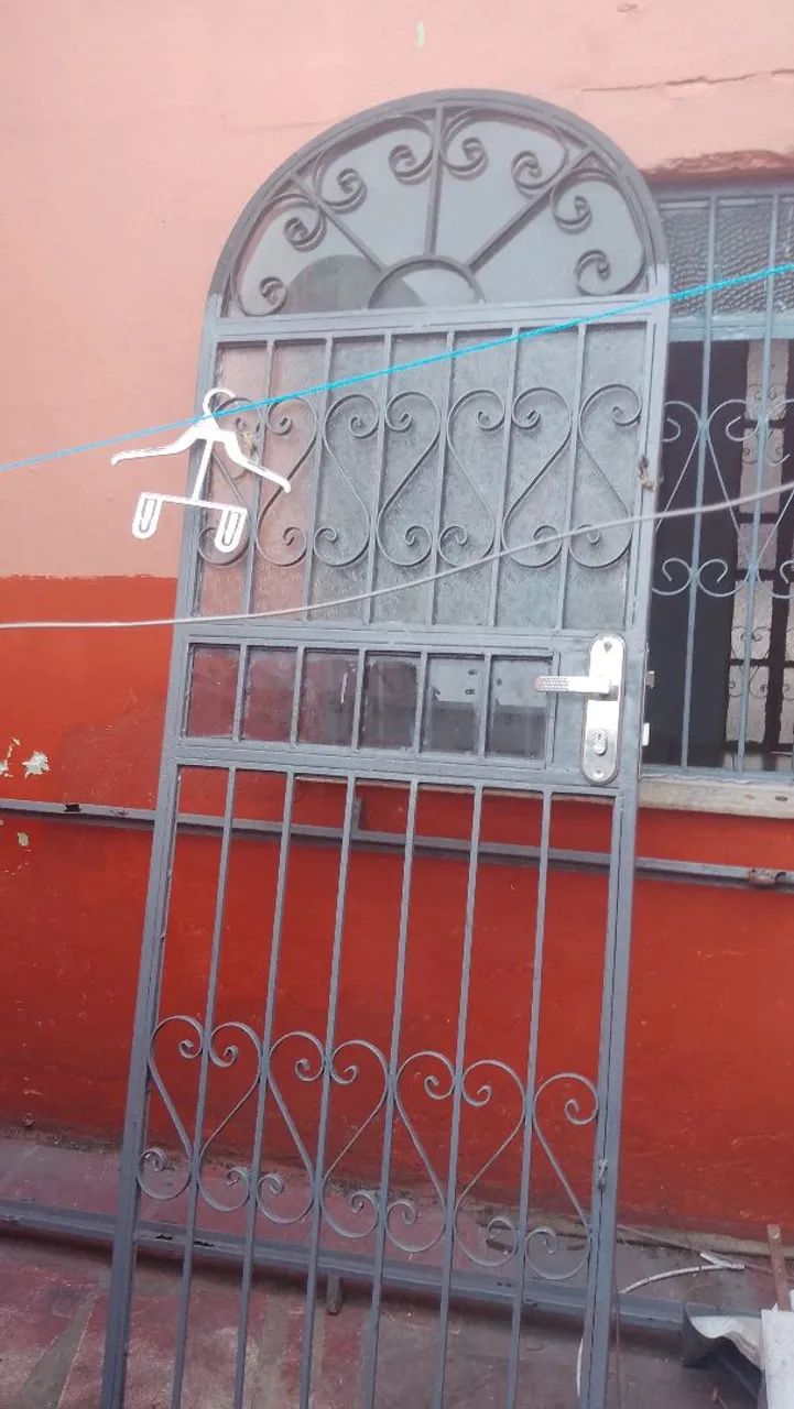 Vendo porta de ferro çom portal 
