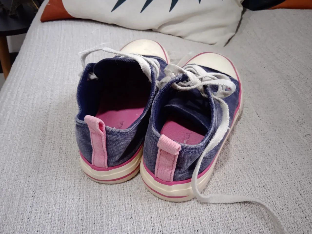 Tênis Converse Azul com Detalhes Coloridos - Foto 3
