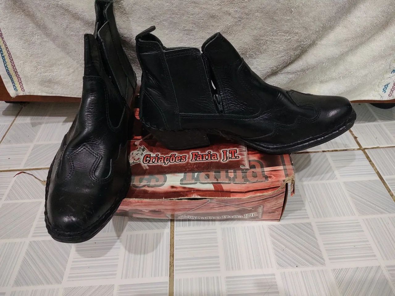 Botas de Couro Preto - Criacoes Faria J.T. - Foto 2