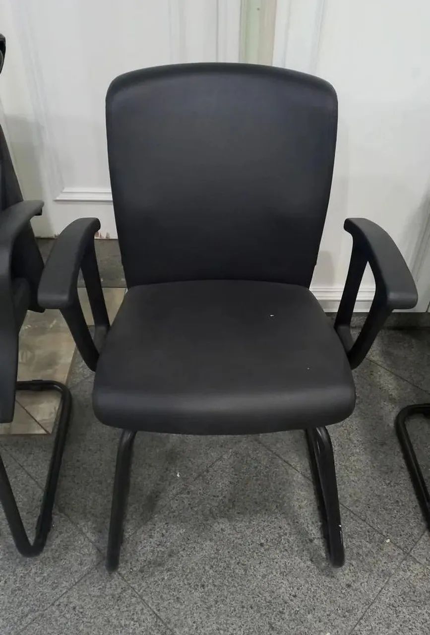 Cadeira Executiva Preta com Braços - Conforto e Design