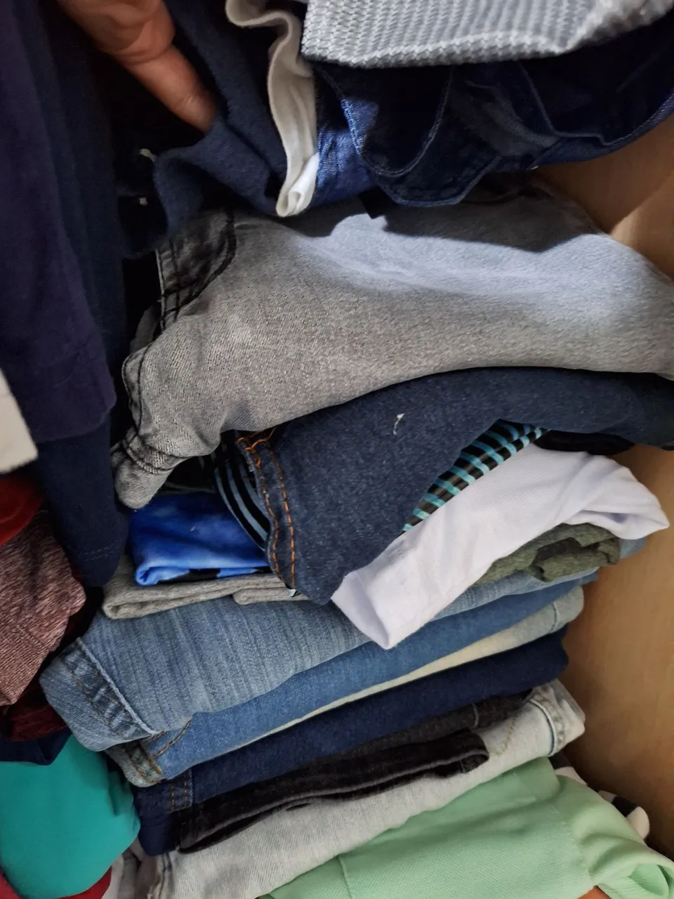 Calças e roupas usadas