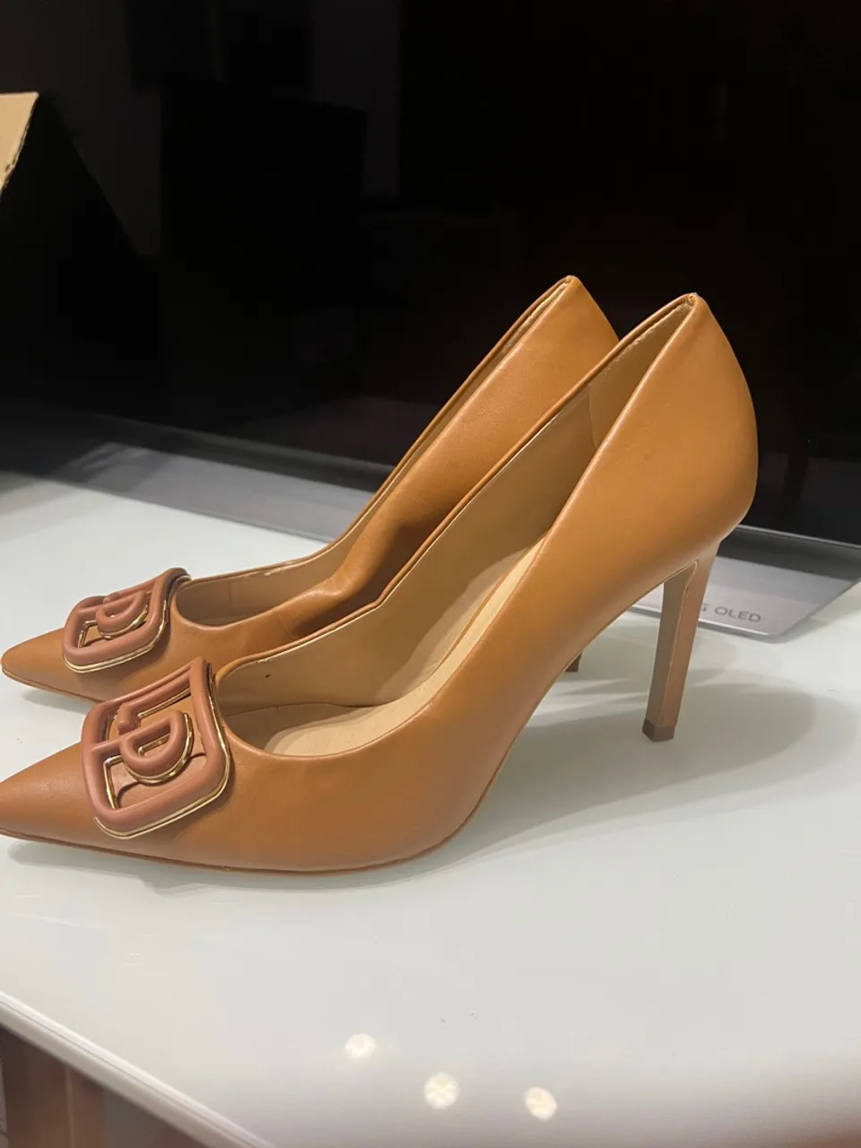 Scarpin de couro caramelo com detalhe em dourado