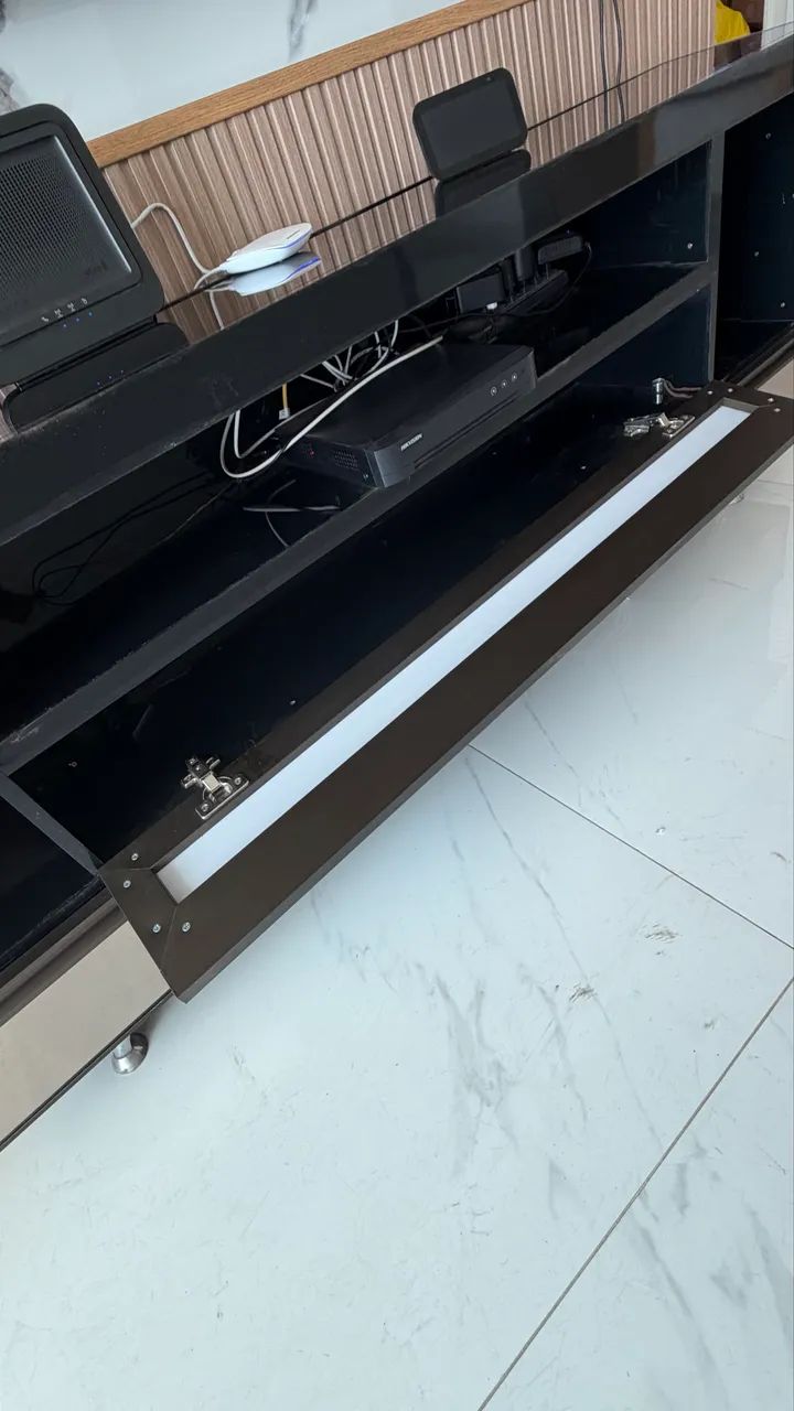 Rack para TV Grande com Tampo de Vidro e Gavetas Espelhadas - Foto 3