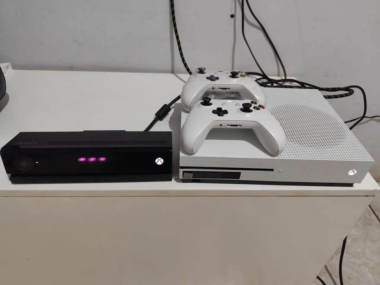 Xbox One S Branco + 2 Controles + Kinect  - Foto 2