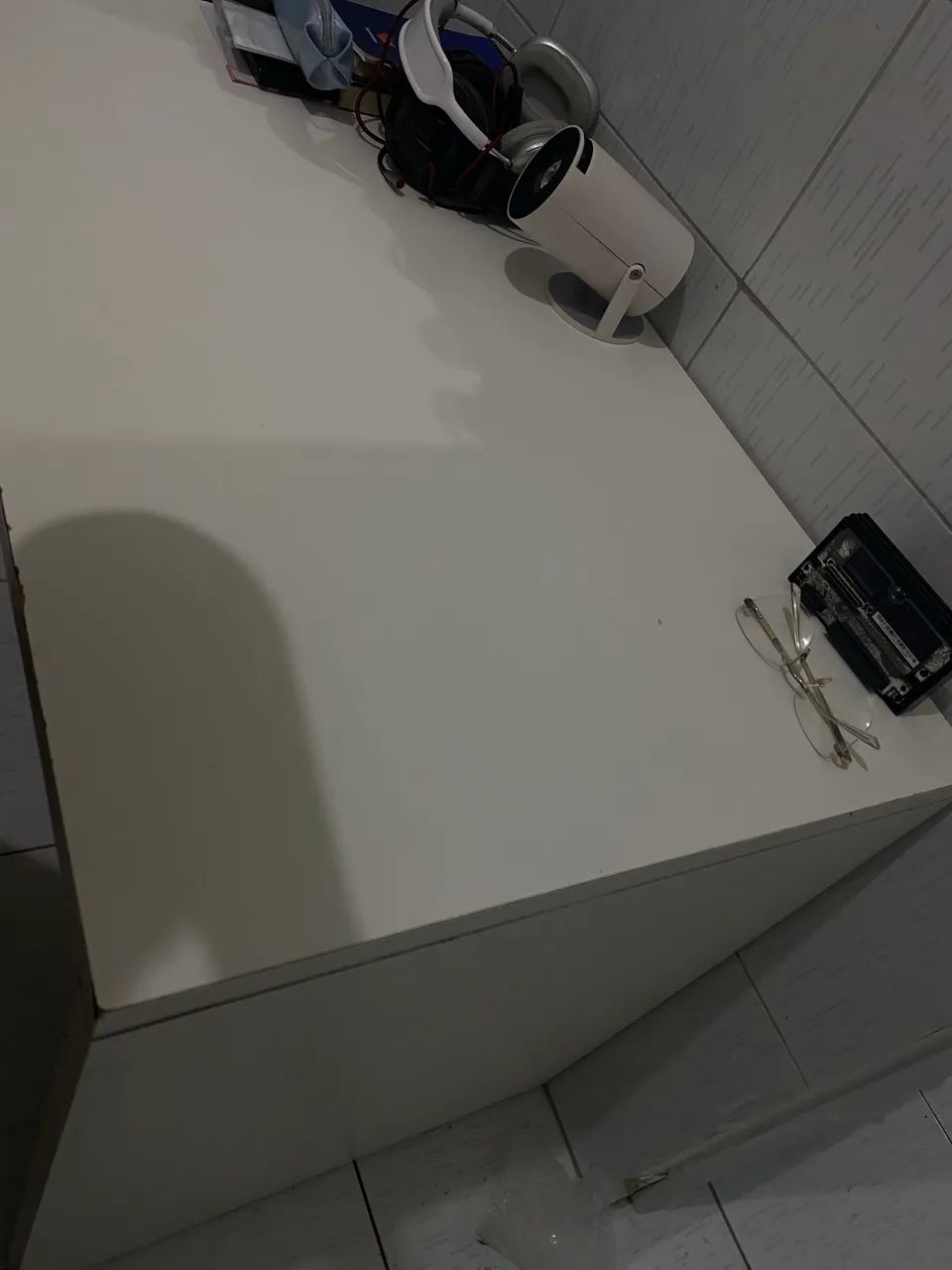 MESA DE COMPUTADOR DE MADEIRA BRANCA - Foto 2