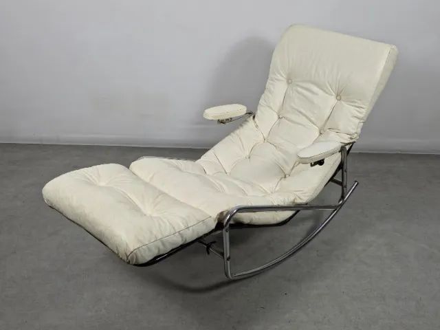 Chaise Longue Década de 60, contruida em aço cromado e tapeçaria courvin náutico