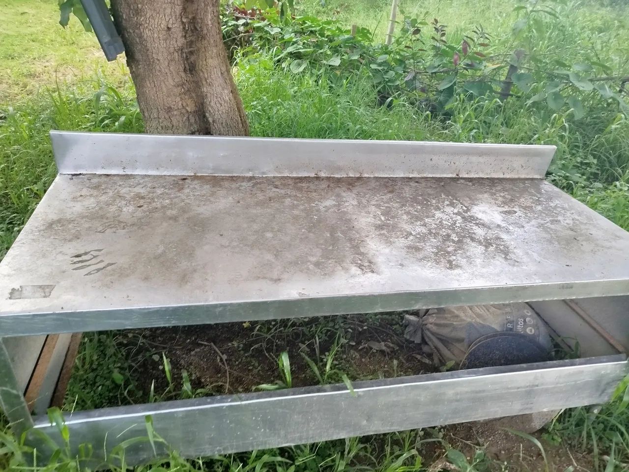 Vende-se mesa inox,em boas condições só está sujo...mas está perfeito  - Foto 2