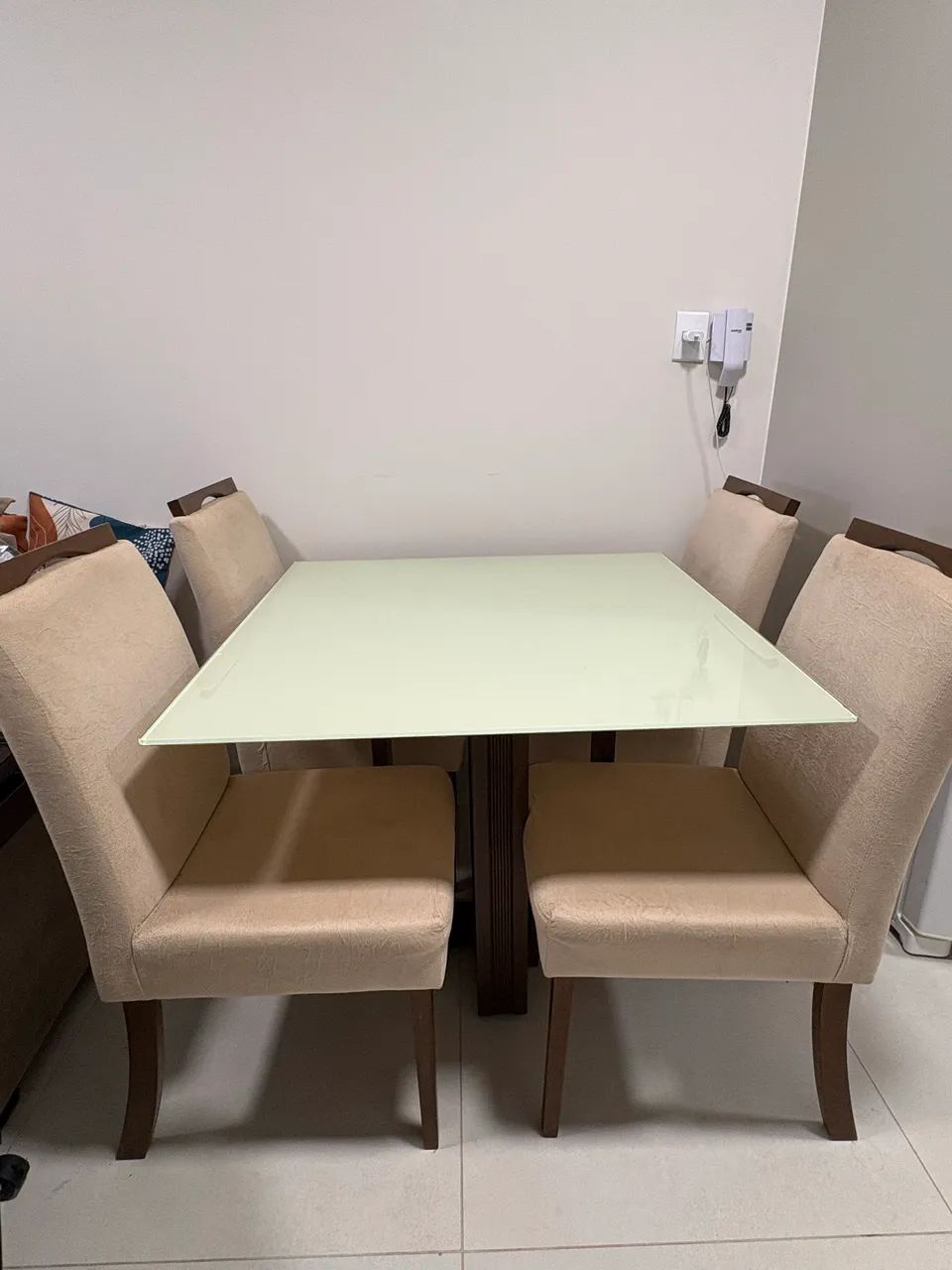 Mesa com 4 cadeiras 
