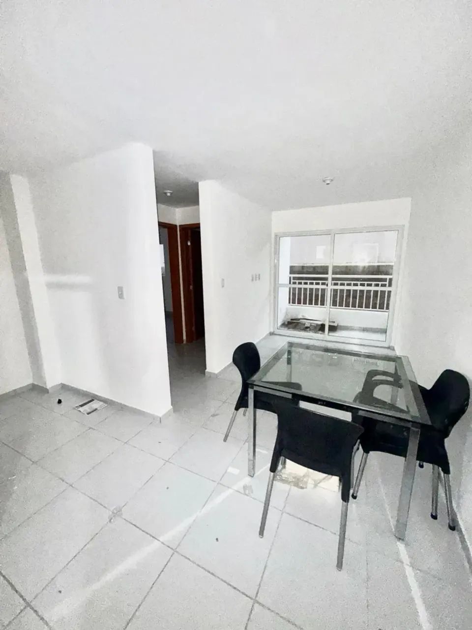 Apartamento semi-mobiliado, com 2 quartos, varanda melhor bloco