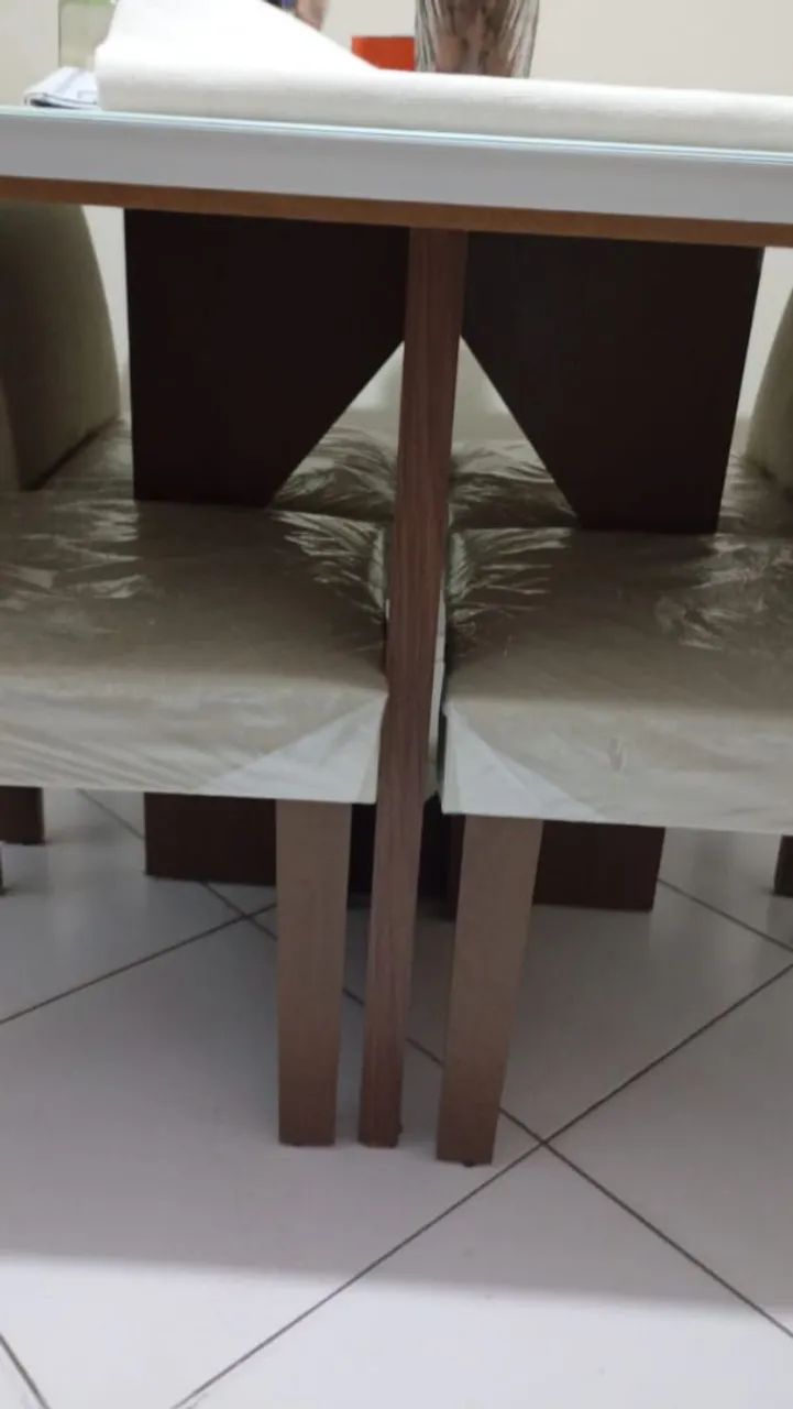 Vende-se uma mesa com 4 cadeiras valor 1200 - Foto 2