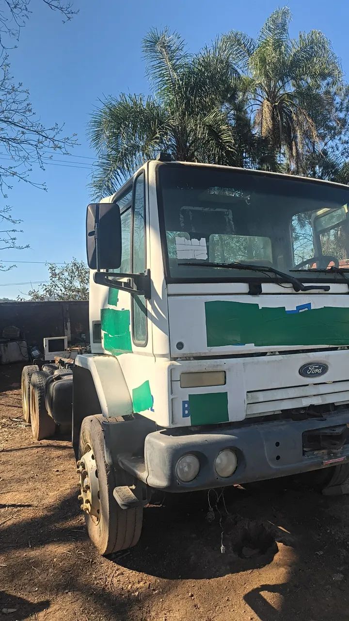 Caminhão Ford cargo traçado 