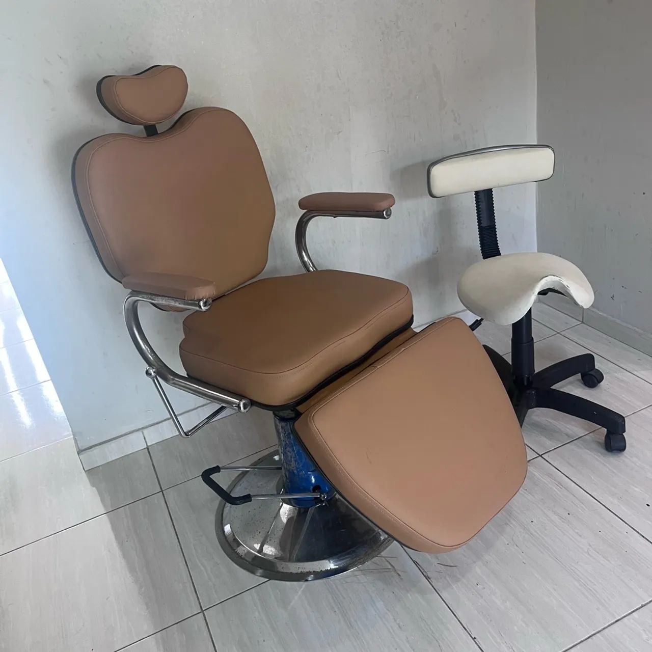 Cadeira reclinável com mocho