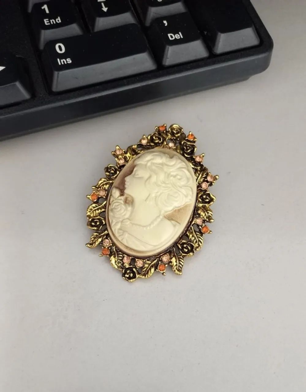 Broche de Camafeu Dourado Bordas Flor (novo) - Foto 4
