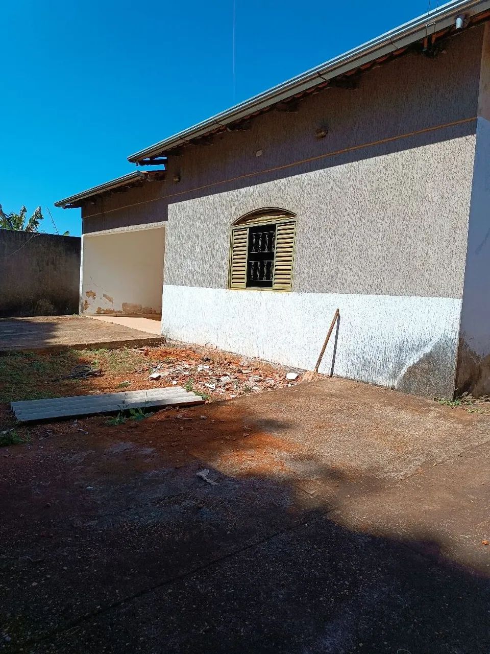 Vende-se Sobrado.