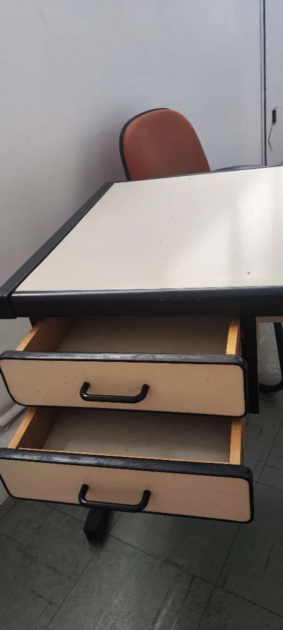 Mesa com duas gavetas base de ferro - Foto 4