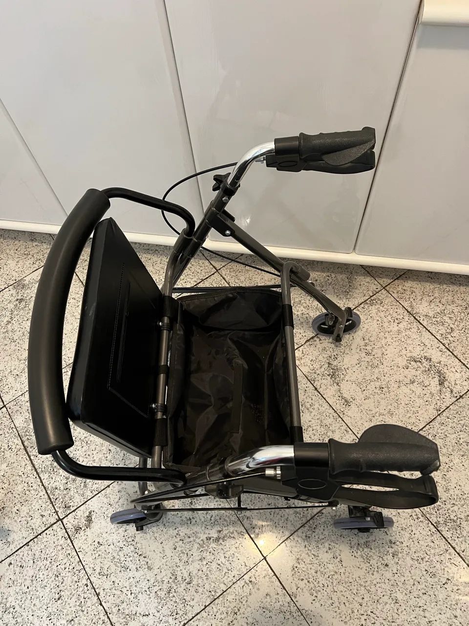 Andador com rodas e banco mobil