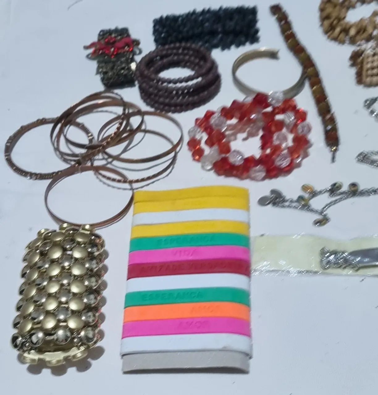 Pulseiras 21 unidades e mais 10 de plástico - Foto 2
