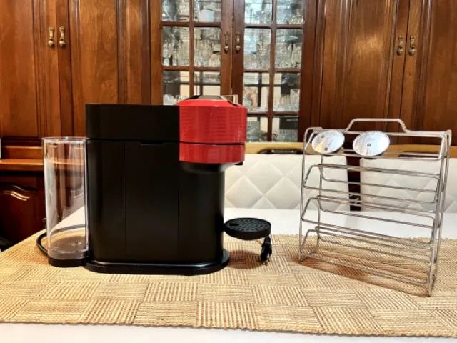 Cafeteira Nespresso Vertuo Pop Cor Vermelho - Pouquíssimas vezes usada.