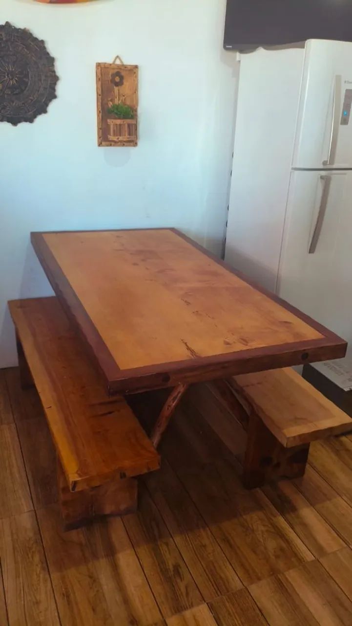 Mesa maciça de madeira com bancos