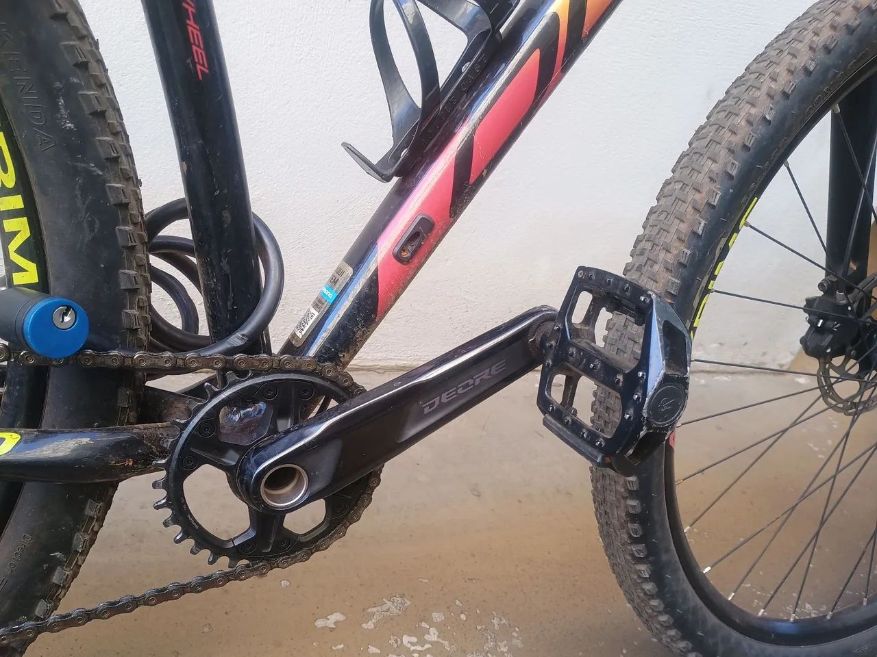 Vendo baik aro 29 com transmissão deore pneus 80% - Foto 3