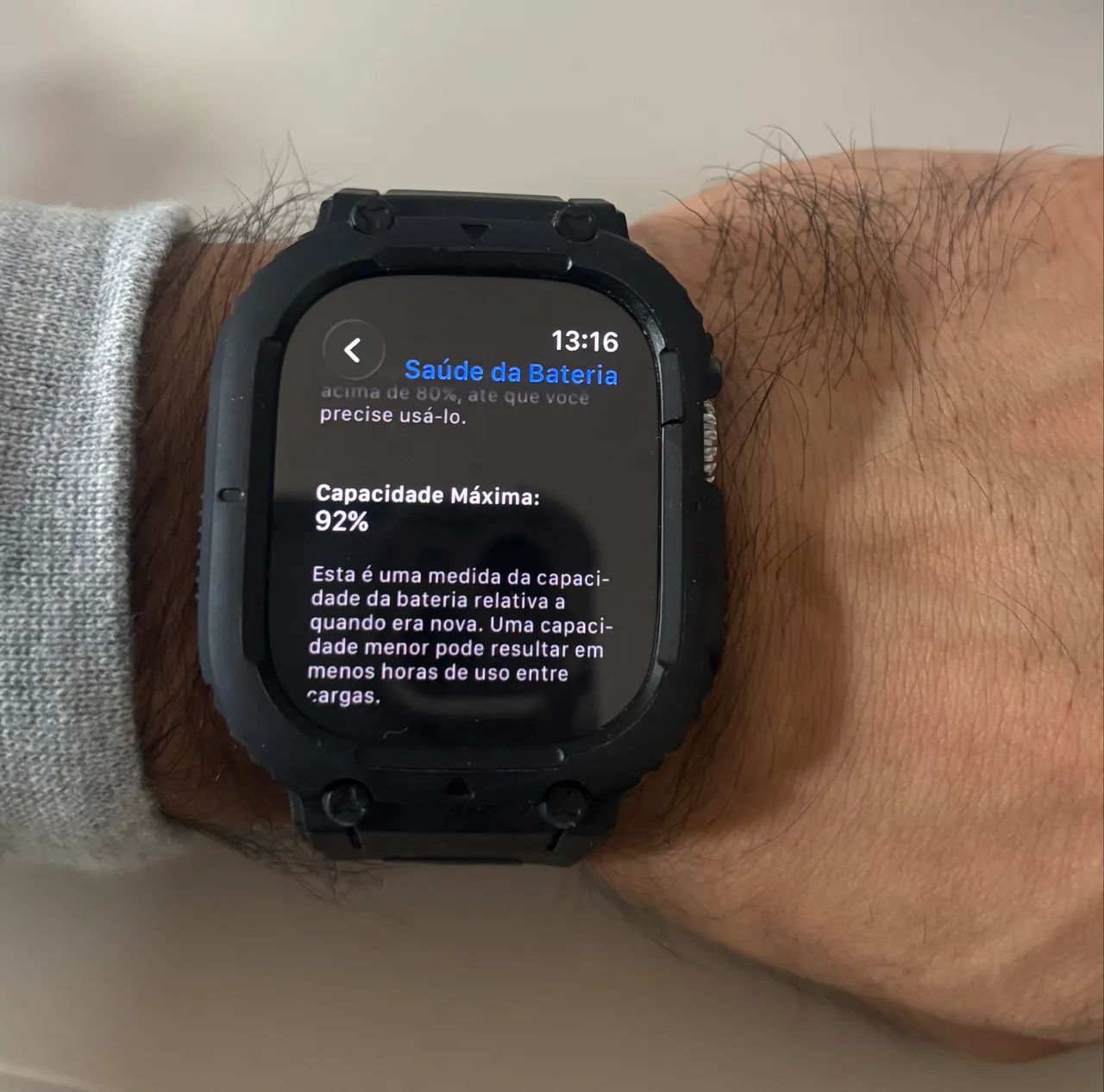 Apple Watch Ultra 2 com caixa de titânio de 49mm e pulseira loop Trail azul. - Foto 2