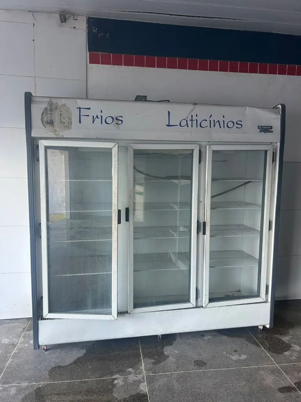 Expositor de frios e prateleiras