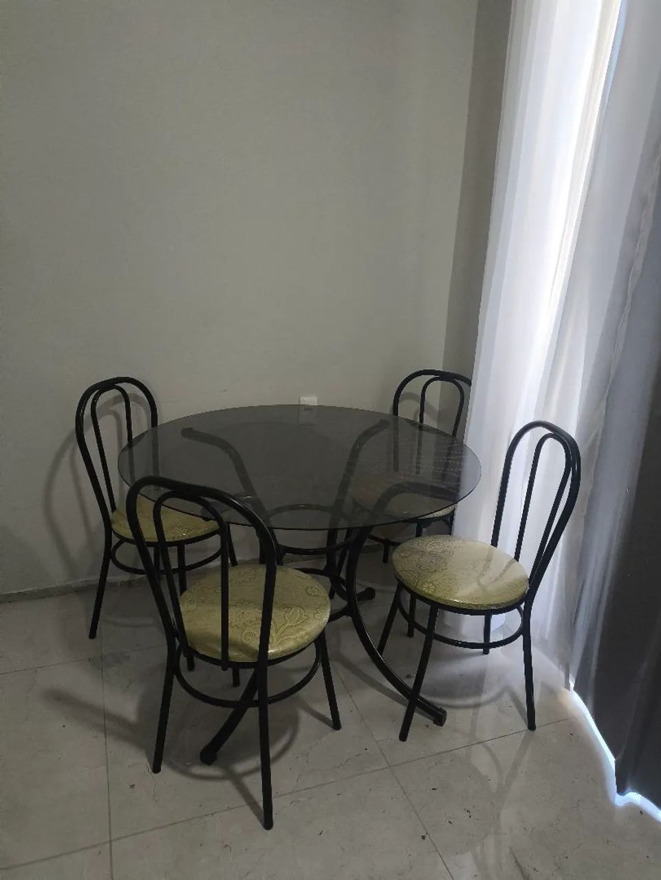 MESA DE JANTAR REDONDA COM 4 CADEIRAS  - Foto 2