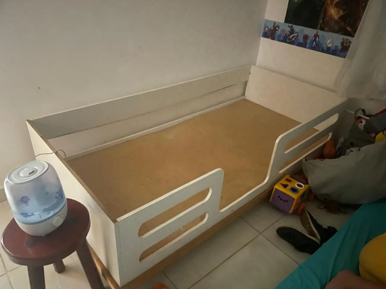 Cama infantil branca com grade de proteção
