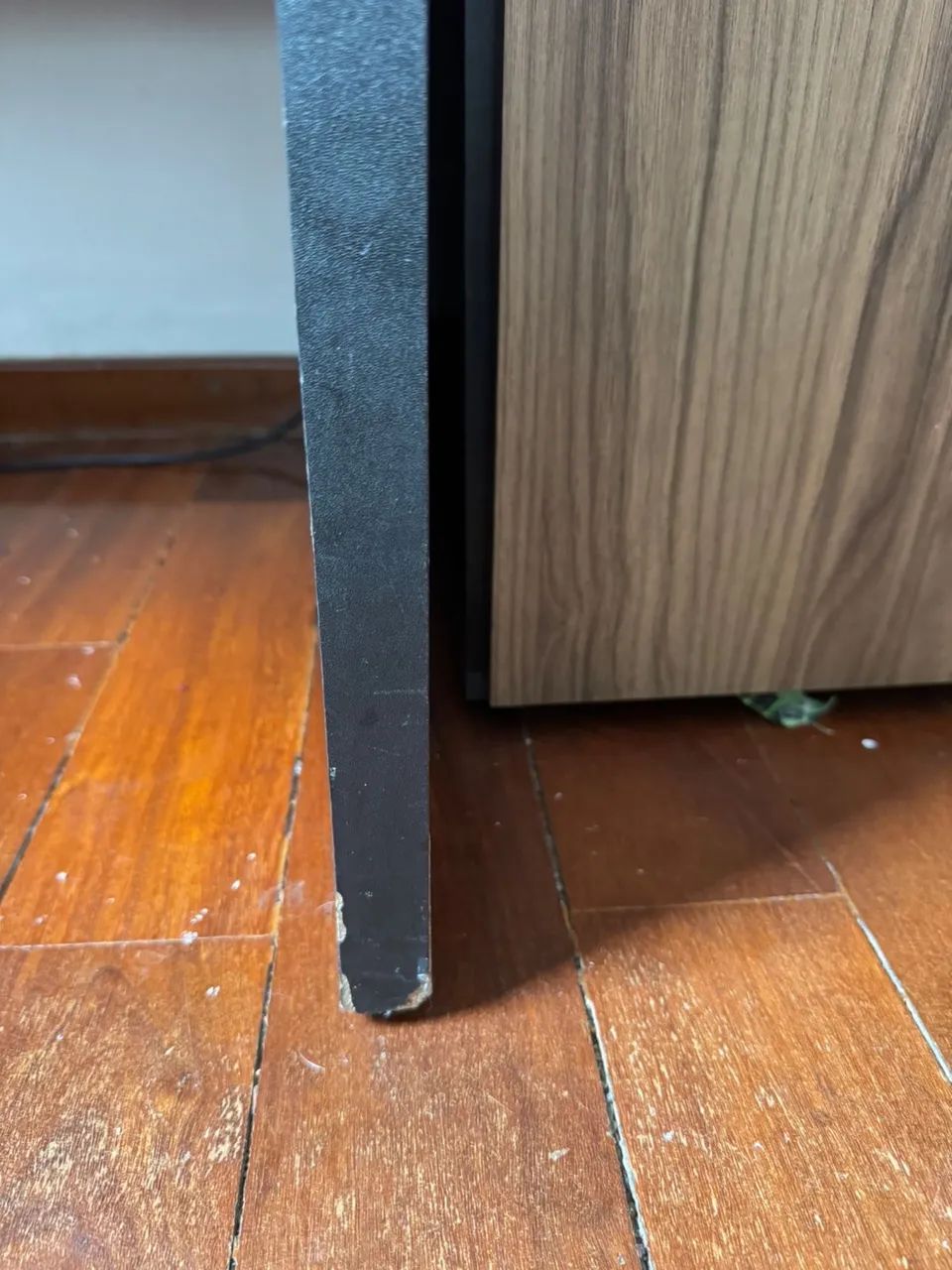 Mesa e armário65735158323971123