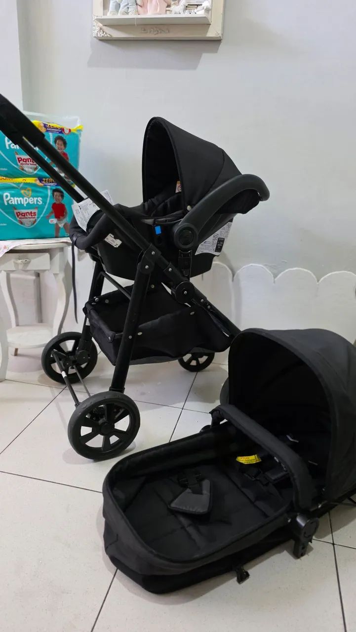 Carrinho Moisés com bebê conforto 