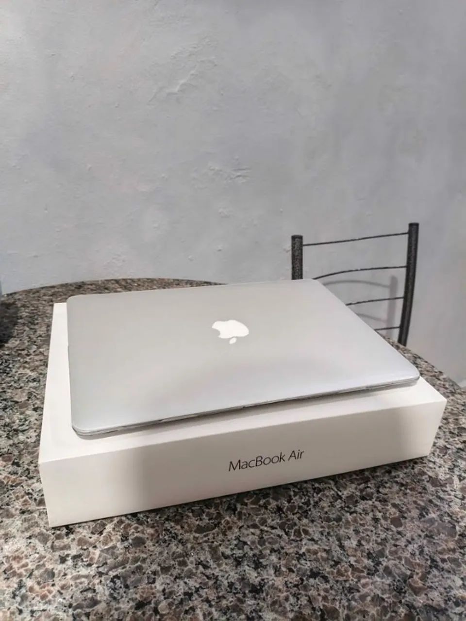 Macbook Air 2017 - i5 - 8GB RAM - Com caixa em ótimo estado Macbook Air 2017 - i5 - 8GB RAM - Com caixa em ótimo estado