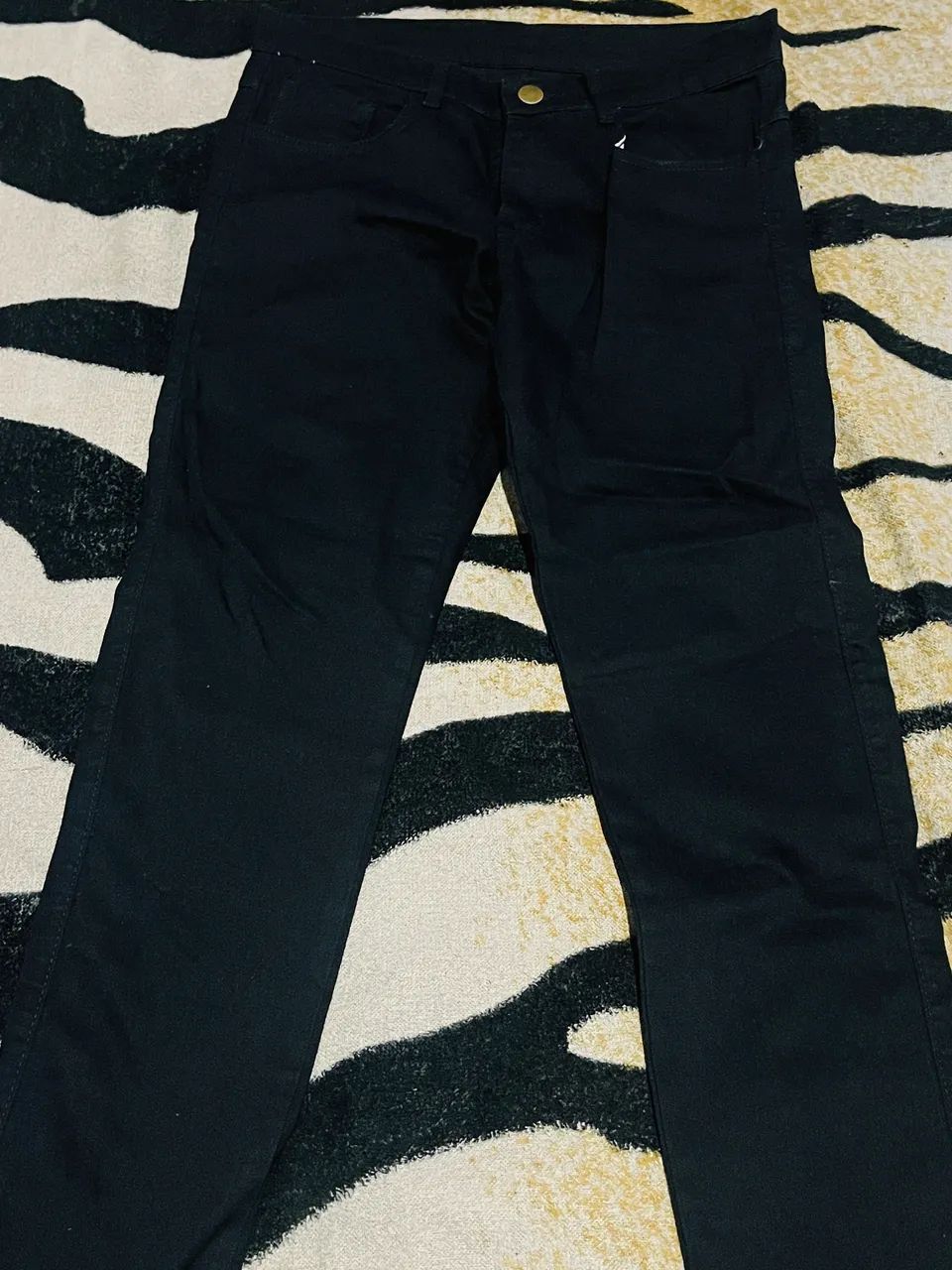 Duas calça jeans uma preta e uma azul - Foto 3