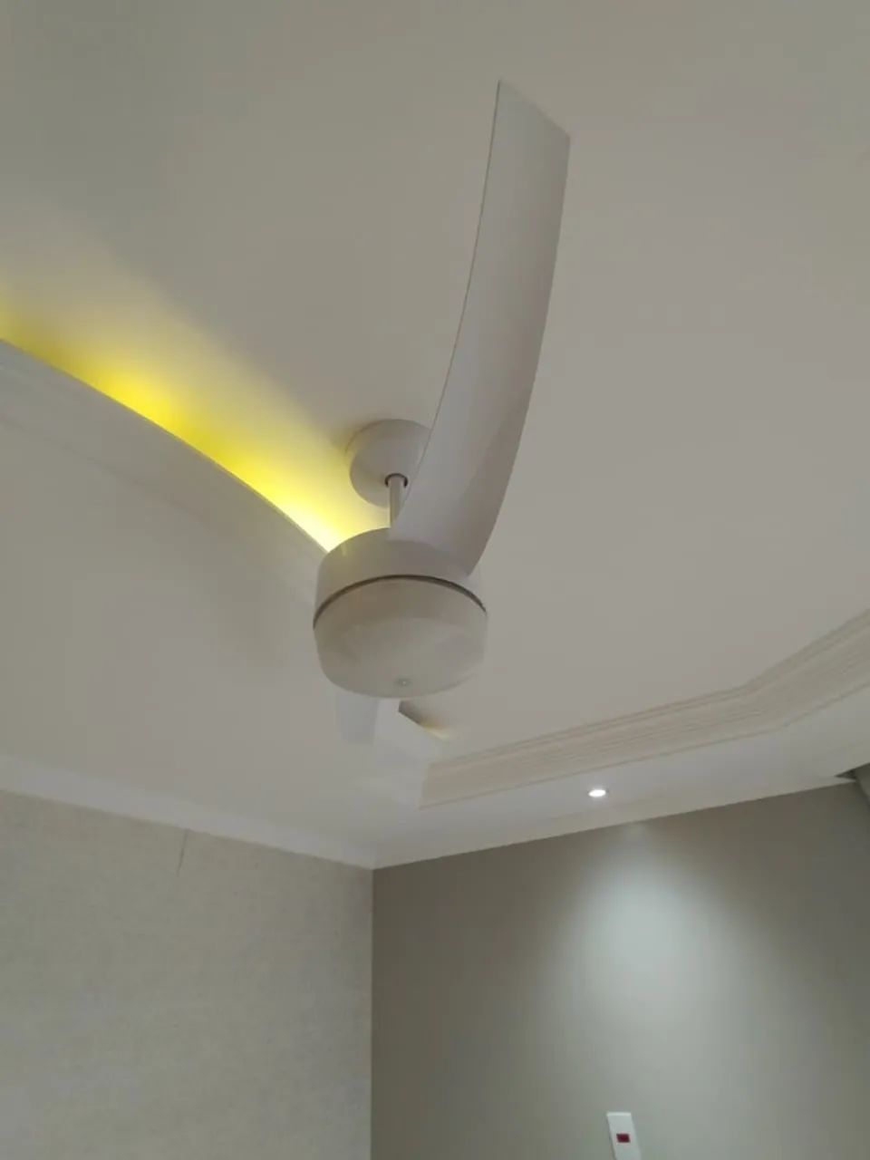 Ventilador de teto Aliseu Wave branco. 