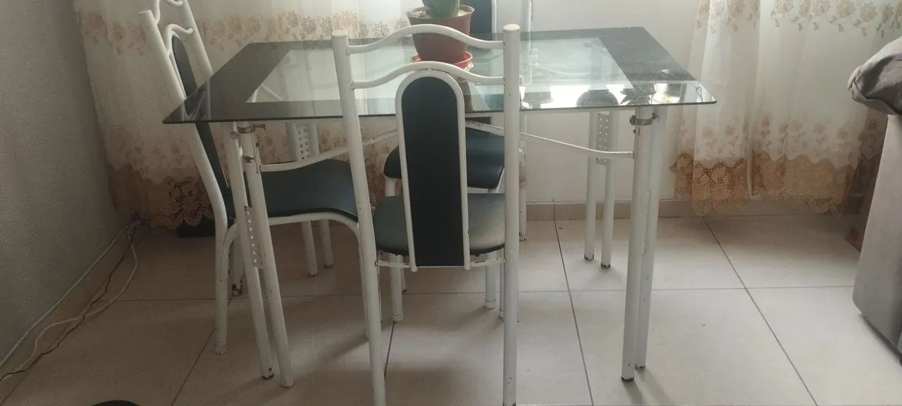 Mesa tampo de vidro com 4 cadeiras