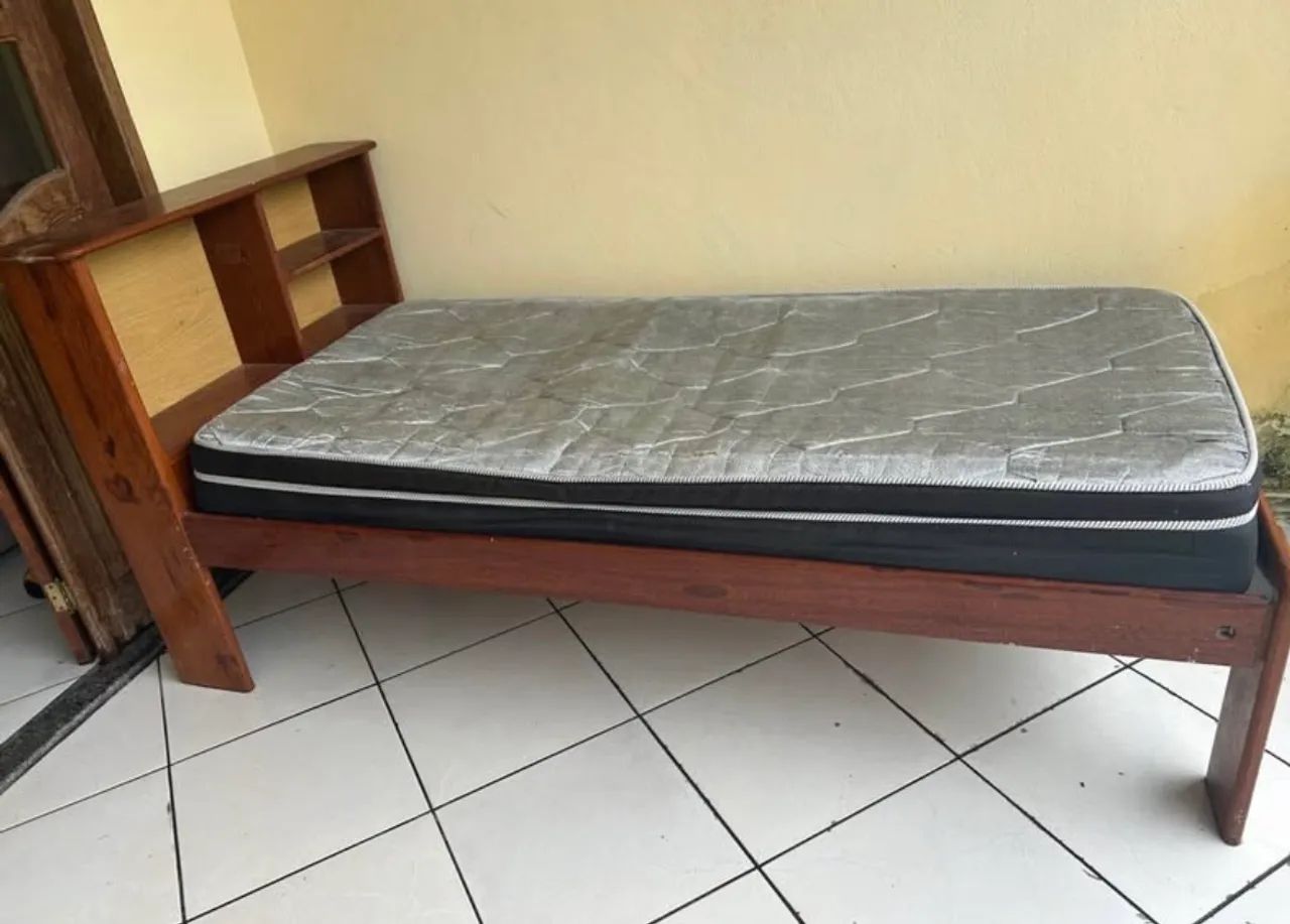 Cama em madeira com colchão  - Foto 2