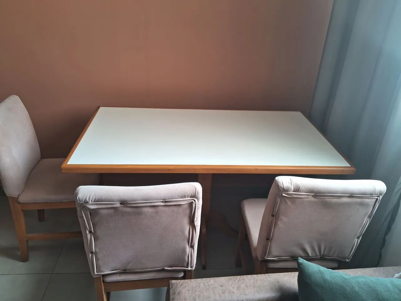 Mesa com 3 cadeiras.  - Foto 2