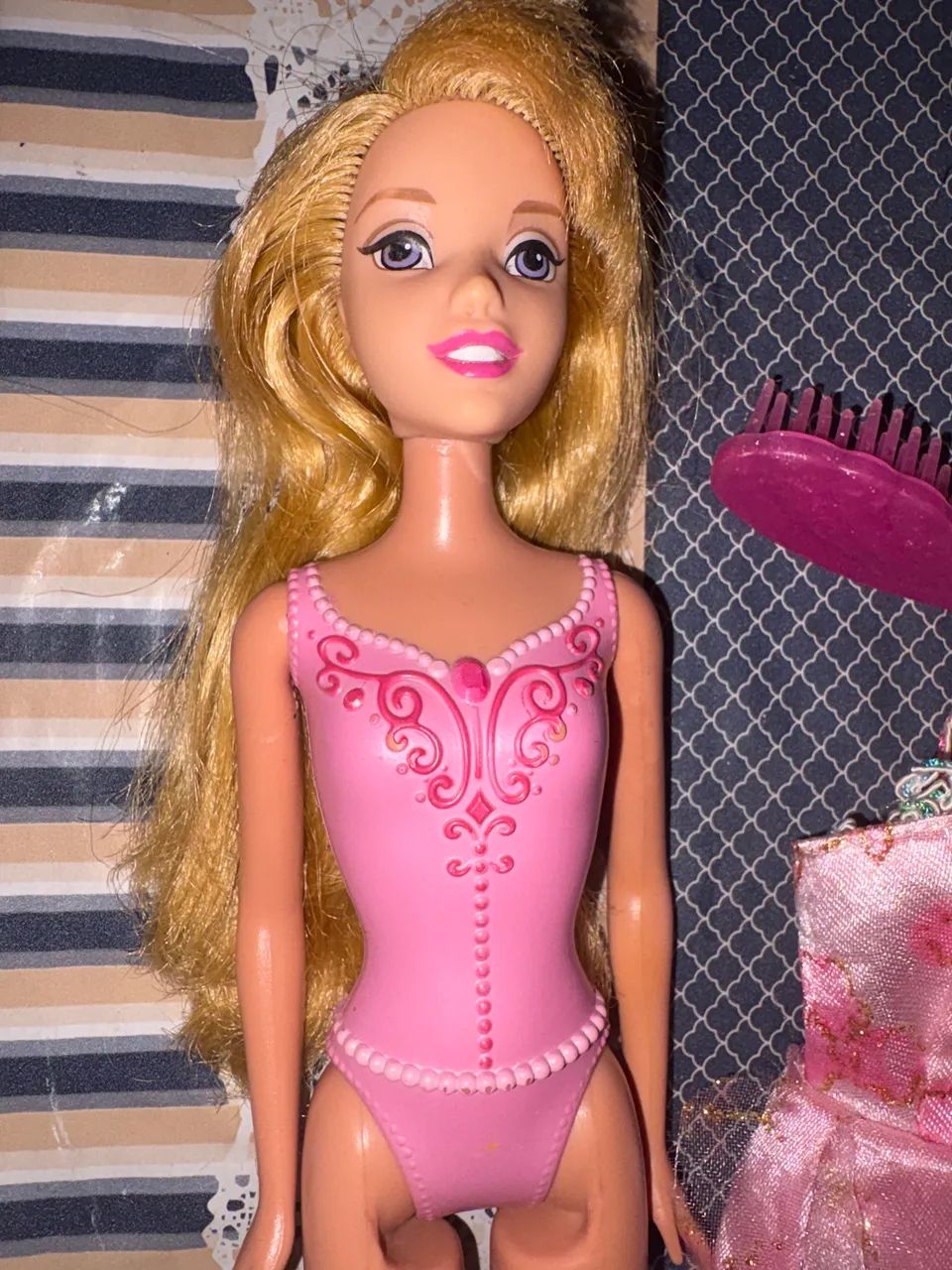 Boneca Princesa Aurora Bela Adormecida (Mattel) + Vestidos Extras e Pente - Foto 3
