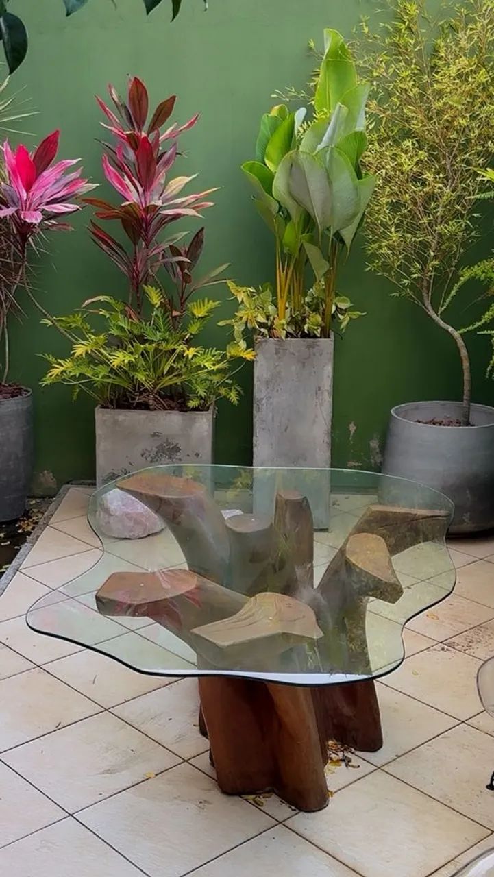 Mesa de vidro com o pé de madeira
